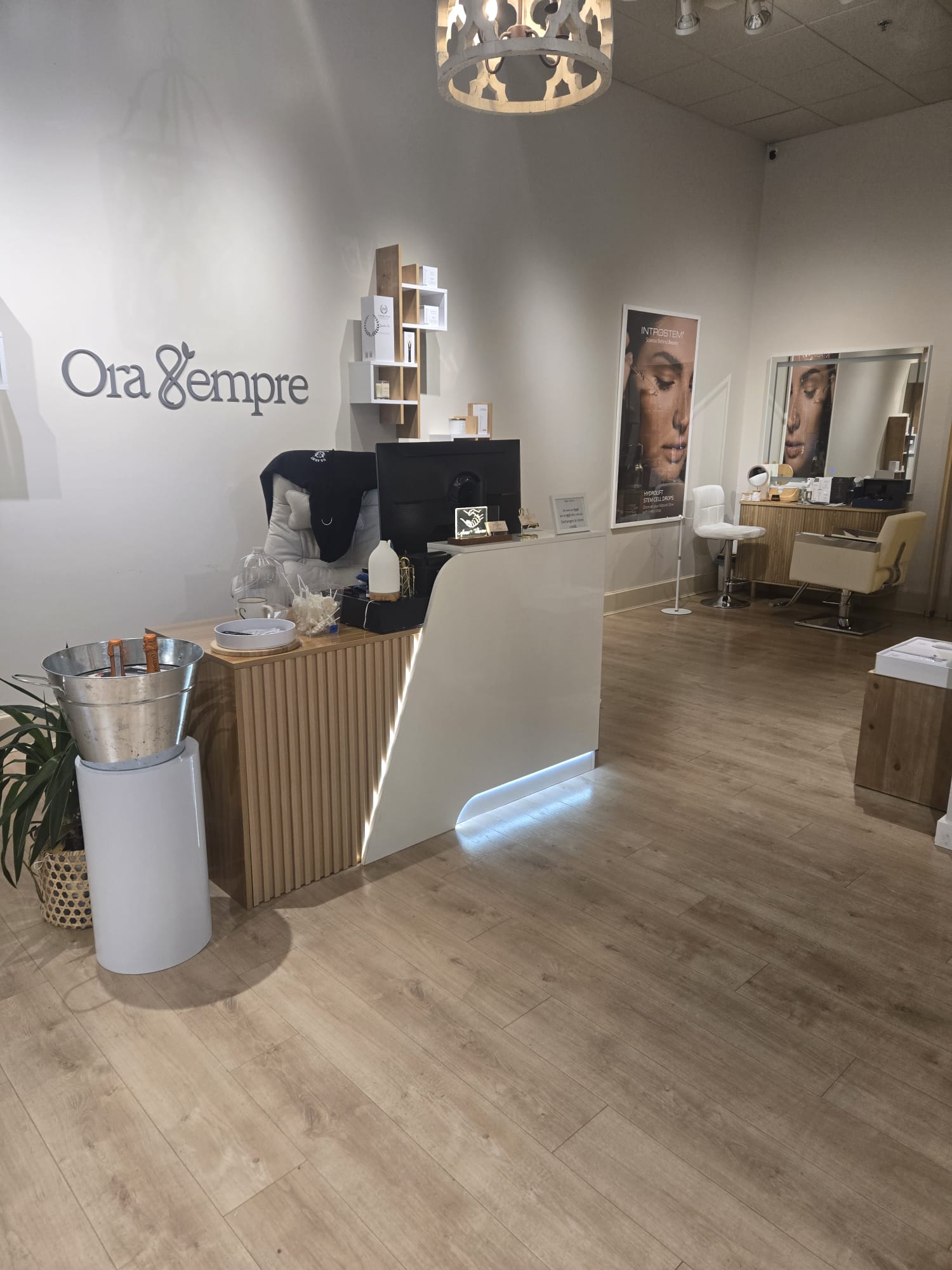 Reception and cashier area of Ora Sempre Spa with modern desk and elegant decor.